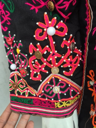 Tribal Kohistan valley hand embroidered vintage woman dress 
In excellent condition, no damage , no discoloration  , no odour or bad smell.          