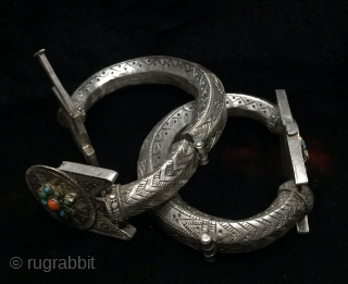 Tribal antique high quality silver anklets from sindh , Pakistan 
Very finely hand carved , can be used as bazu band ( on upper arm ) 
Weight ( pair ) 
532 grams  ...