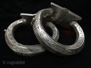 Tribal antique high quality silver anklets from sindh , Pakistan 
Very finely hand carved , can be used as bazu band ( on upper arm ) 
Weight ( pair ) 
532 grams  ...