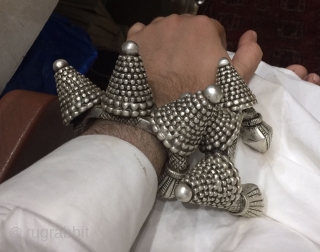 Tribal antique high quality silver bracelets from Saudi Arabia 
Weight 920 grams ( pair ) 
Complete handcrafted                