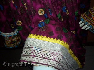 Pashtun Tribal Woman dress from Afghanistan.
Complete handcrafted handmade.
Very fine and beutifull traditional tribal silk hand embroidery.
in very fine wearable condition 

            