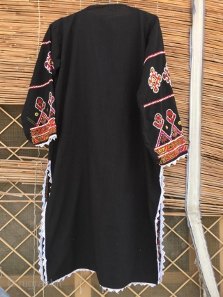 Tribal vintage woman dress from indus Kohistan valley of Pakistan.
The embroidery is very fine , handmade and done with pure silk threads .
in it's best condition 
Size 
Length 39 inches 
Underarm to  ...
