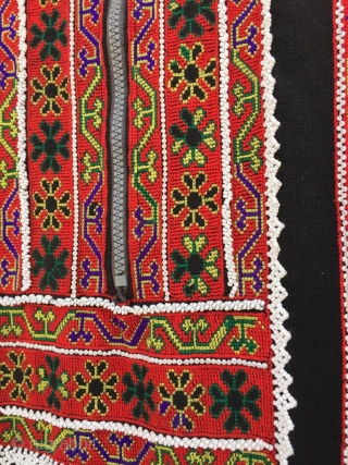 Tribal vintage woman dress from indus Kohistan valley of Pakistan.
The embroidery is very fine , handmade and done with pure silk threads .
in it's best condition 
Size 
Length 39 inches 
Underarm to  ...
