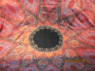 A Beautiful Indian square shawl in good condition and perfect colours.
Size 172cm*170cm.                     