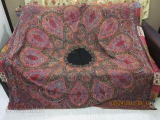 A Beautiful Indian square shawl in good condition and perfect colours.
Size 172cm*170cm.                     