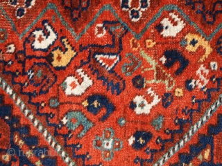 Handmade antique Persian Shiraz rug 3.8' x 5.2' (116cm x 160cm) 1920s - 1C449                   