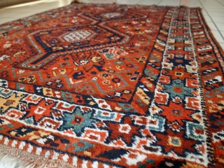 Handmade antique Persian Shiraz rug 3.8' x 5.2' (116cm x 160cm) 1920s - 1C449                   