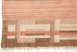 Flatweave 40's carpet from Finland in delicate colour palette in good condition. 

Size is 355x250 cm/11.6x8.2 Feet.                