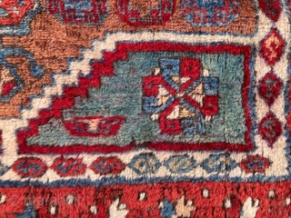 Anatolian Çankırı Kurdish rug about 120-130 years old. True shining colors. Central Anatolia.
Dimensions: 132 x 175 cm (4’4” x 5’8”)             