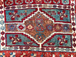 Anatolian Çankırı Kurdish rug about 120-130 years old. True shining colors. Central Anatolia.
Dimensions: 132 x 175 cm (4’4” x 5’8”)             