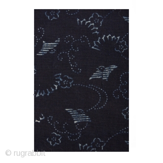 This is an antique cotton apron, or maekake, made of hand loomed katazome cotton. Dating from the early Meiji period (1868-1912), this piece has a sparrow, blossom, and wave pattern which is  ...