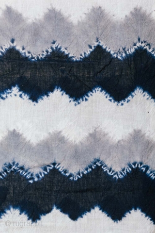 This is a Japanese vintage child's shibori cotton yukata with a unique indigo dyed chevron pattern.

The shibori technique is "hira-nui hikishime" shibori which is a type of stitched and gathered method.   ...