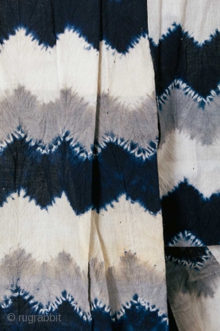 This is a Japanese vintage child's shibori cotton yukata with a unique indigo dyed chevron pattern.

The shibori technique is "hira-nui hikishime" shibori which is a type of stitched and gathered method.   ...