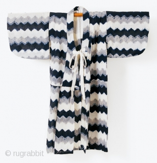 This is a Japanese vintage child's shibori cotton yukata with a unique indigo dyed chevron pattern.

The shibori technique is "hira-nui hikishime" shibori which is a type of stitched and gathered method.   ...