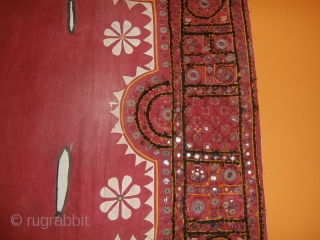 Old Camel saddle cover -Rajasthan,India
Cotton ,mirrors,silver threads
size : cm. 200*250

                       