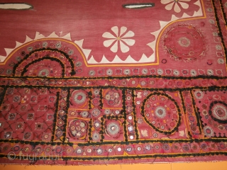 Old Camel saddle cover -Rajasthan,India
Cotton ,mirrors,silver threads
size : cm. 200*250

                       