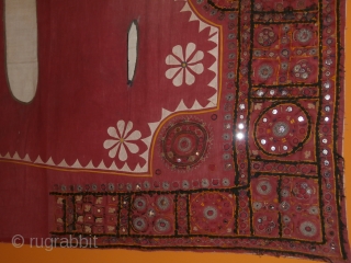 Old Camel saddle cover -Rajasthan,India
Cotton ,mirrors,silver threads
size : cm. 200*250

                       