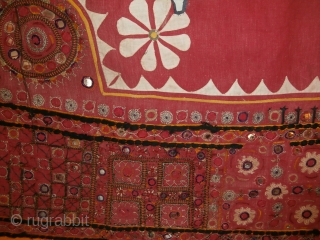 Old Camel saddle cover -Rajasthan,India
Cotton ,mirrors,silver threads
size : cm. 200*250

                       