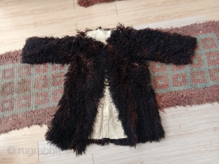 fantastic longhair sheep skin from northwest china alashan desert area. beautifull braun black fine wool. it dates from not later than beginning 20th century, as the material and making  is similar  ...