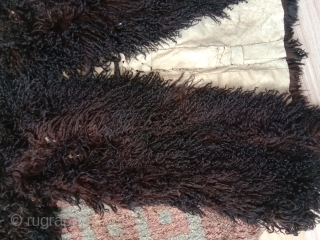 fantastic longhair sheep skin from northwest china alashan desert area. beautifull braun black fine wool. it dates from not later than beginning 20th century, as the material and making  is similar  ...