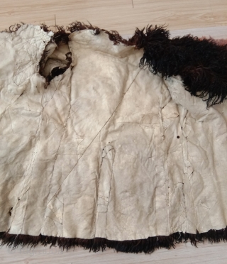 fantastic longhair sheep skin from northwest china alashan desert area. beautifull braun black fine wool. it dates from not later than beginning 20th century, as the material and making  is similar  ...