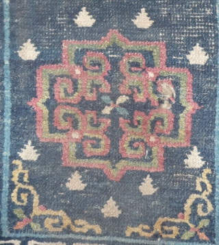 interesting old design on this early 19th c tibetan khaden, nice weave and colors.some condition problems, but easy restorable if needed.
tibet, early 19 century. 120x 68cm       