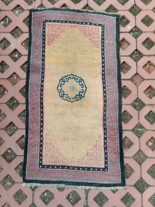 very beautiful early tibetan khaden , wonderfull natural palette, heavy weave , big knot, some foundation visible in the field (more visble on the images than in reality). .78x 145cm rare today



  ...