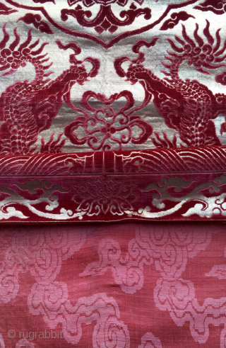 this is an exeptional qing dynasty velvet chair cover with gold threads background. it is in an extraordinary good state of conservation for such a silk weaving , with original lining..please see  ...