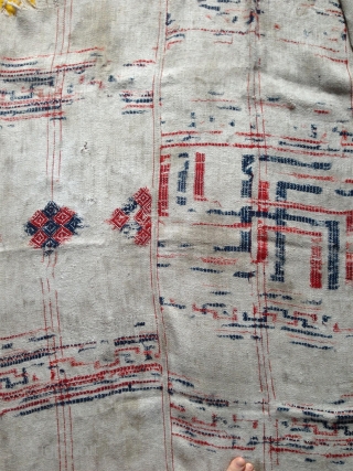 bhutan  blanket of good age are quite rare . 3 stripes cotton plainweave with woolen extra weft. possibly 18th century. quite worn but still giving a nice strong image. nice document  ...