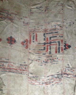 bhutan  blanket of good age are quite rare . 3 stripes cotton plainweave with woolen extra weft. possibly 18th century. quite worn but still giving a nice strong image. nice document  ...