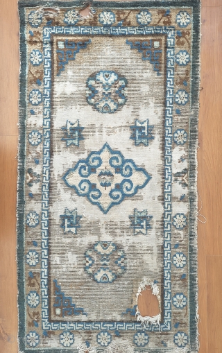 ming dynastie rug, not ningxia..
design and chromaticity obviously related to some example found in the litterature and which have been attributed to the 16th century. a survivor of an extremly rare group  ...