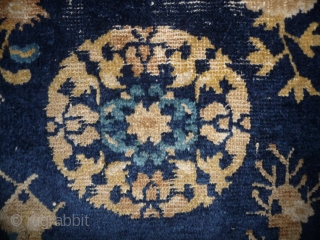 an early finely drawn ningxia square with wonderfull silky wool. china, first half 18th c.  66x 66cm               