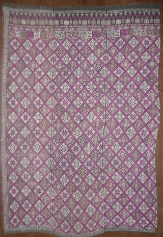 nice old southeast asian blanket woven in cotton with extra-wefting in silk and white cotton. don t know the exact origin. early 20th century 96x 143cm       