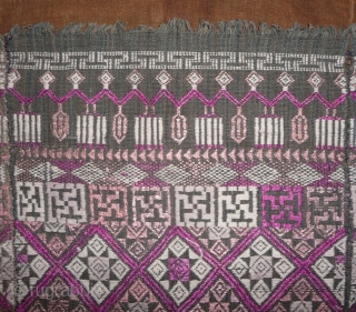 nice old southeast asian blanket woven in cotton with extra-wefting in silk and white cotton. don t know the exact origin. early 20th century 96x 143cm       