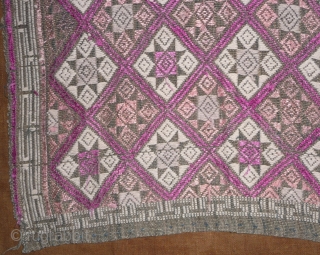 nice old southeast asian blanket woven in cotton with extra-wefting in silk and white cotton. don t know the exact origin. early 20th century 96x 143cm       