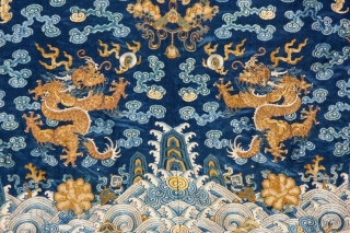 early qing dynastie ca 1700 chinese  imperial silk fragment with terrific colors, 2different kinf of gilded threads  not expensive            