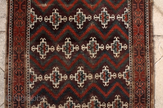 deeeeeep deeeep aubergine, cherry red, peach, turquise and dark green ... what else would you need on a baluch rug? Zabol / Sistan (?) baluch .... stylized human figures (?) waving on  ...