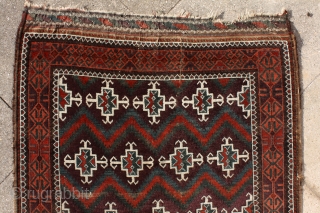 deeeeeep deeeep aubergine, cherry red, peach, turquise and dark green ... what else would you need on a baluch rug? Zabol / Sistan (?) baluch .... stylized human figures (?) waving on  ...