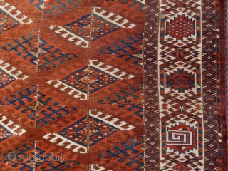 Who thinks, that the Turkmen works are dark and boring ?! 9x3 dyrnak guls in beautiful variations of greens, blues, brick-reds, yellows and whites on a light brick red ground. Note the  ...