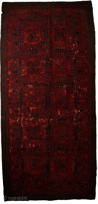 Yomud felt carpet, 385x210 cm, early 20th century. Rare two sided yurt rug with different, beautiful and archaic drawing on both sides. Eyedazzling spirals, as sun&moon symbols keep the surface in continously  ...