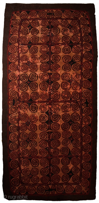 Yomud felt carpet, 385x210 cm, early 20th century. Rare two sided yurt rug with different, beautiful and archaic drawing on both sides. Eyedazzling spirals, as sun&moon symbols keep the surface in continously  ...