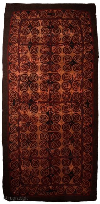 Yomud felt carpet, 385x210 cm, early 20th century. Rare two sided yurt rug with different, beautiful and archaic drawing on both sides. Eyedazzling spirals, as sun&moon symbols keep the surface in continously  ...