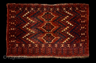 Ersari 'ikat' chuval, 19th century, 150x100 cm, almost intact condition, some small wear in the upper end otherwise full, meaty pile overall. 3 floating cross-medallions in a tremolous, deep field. Clear, archaic  ...