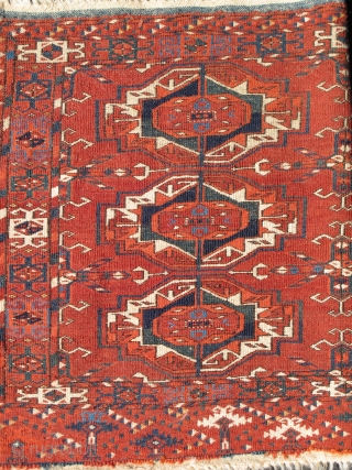 This nine gul tekke torba is individuated by small bifurcated diamonds decorating the outer sides and abstracted trees at the elem. Crisp drawing and very soft wool.

1'7'x3'7"

Inv# 1'7'x3'7"     