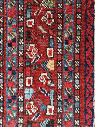 Beautiful antique Khamseh with great colours and silky soft wool
199 x 121 cm. Very good condition.                 