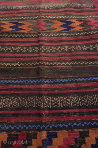 AUTHENTIC Afghan Kochi Sumak (Soumac) circa 1990 267x102cm


This simple yet beautiful hand-woven nomadic sumak is a work of Afghan nomads 
Material: Highland wool on cotton Flat-weave 
Age: +/- 25 years old 
Condition:  ...