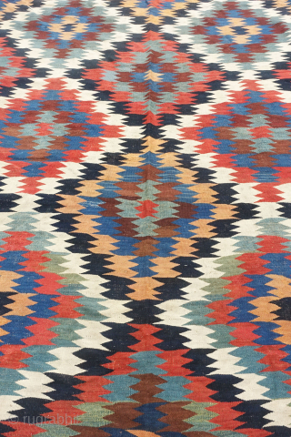 Beautiful turn-of-the-20th c. (1890-1910) Veramin 'Dazzler' in excellent condition 
Size 290x170cm or 9.5x 5.6 feet 
A classic beauty from Persia
             