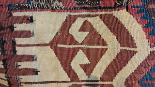 A rather rare example of what Jim Opie, in Hali 54/Dec 1990 calls Animal Head Column design 
Though, he classified it as a Konya area, other sources narrow it down to Aksarey,  ...