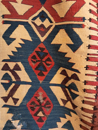 A rather rare example of what Jim Opie, in Hali 54/Dec 1990 calls Animal Head Column design 
Though, he classified it as a Konya area, other sources narrow it down to Aksarey,  ...