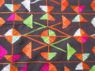 Phulkari bagh, Swath valley, Punjab, early 20th c.
Floss silk on cotton, cm 250 x 135. Perfect condition.
Thanks for watching!              